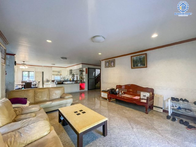 *****บ้านเดี่ยวมือสองย่านกรุงเทพฯ ม.ชวนชื่น ลาดพร้าว-รามอินทรา (ซ.สุคนธ์สวัสดิ์34) เนื้อที่กว้างขวางกว่า 87 ตร.ว. หลังใหญ่พร้อมอยู่  มีเฟอร์นิเจอร์บิ้วอินท์ทั้งหลัง! กับสุดยอดทำเล ใจกลางห้างฯ ชั้นนำฟังก์ชัน 5 ห้องนอน 3 ห้องน้ำ ที่จอดรถ 3 คัน บนทำเลแห่งการเดินทาง ใกล้ทางด่วน "ฉลองรัช"